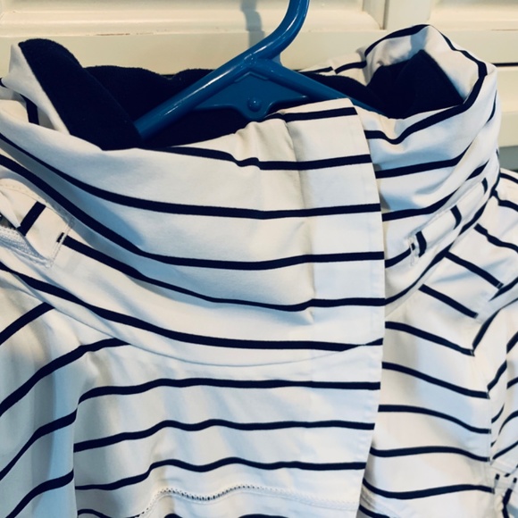 Lululemon Run: In the Rain jacket Quiet Stripe Indigo White Women sz 4 - Picture 5 of 6